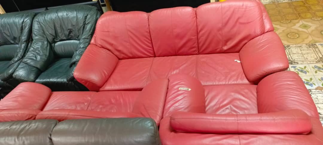 Ensemble canapé rouge  en cuir avec  pieds bois massif de f...