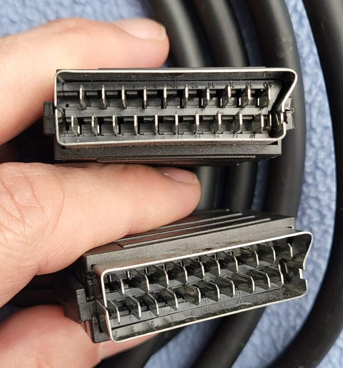 Câble péritel mâle / mâle 20 broches 1.30 m