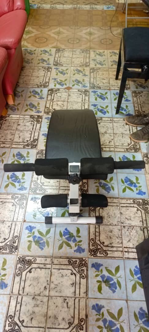 Banc incliné de musculation réglable pour abdominaux et ga...