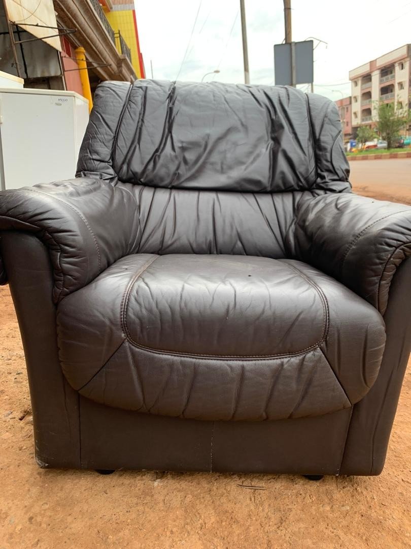 CANAPE EN CUIRE NOIR  - 06 PLACES