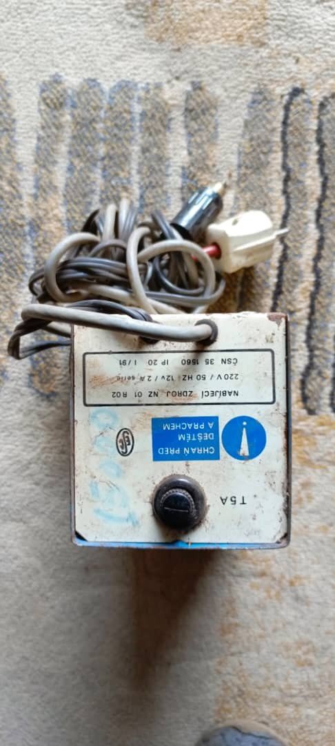 Ancien-chargeur-de-voiture-russe-12v