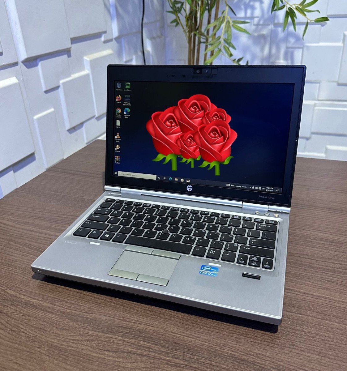 HP ELITEBOOK 2560P Intel Core i7-2620M @ 2.70GHz; 320 giga HDD; 4 giga windows 10