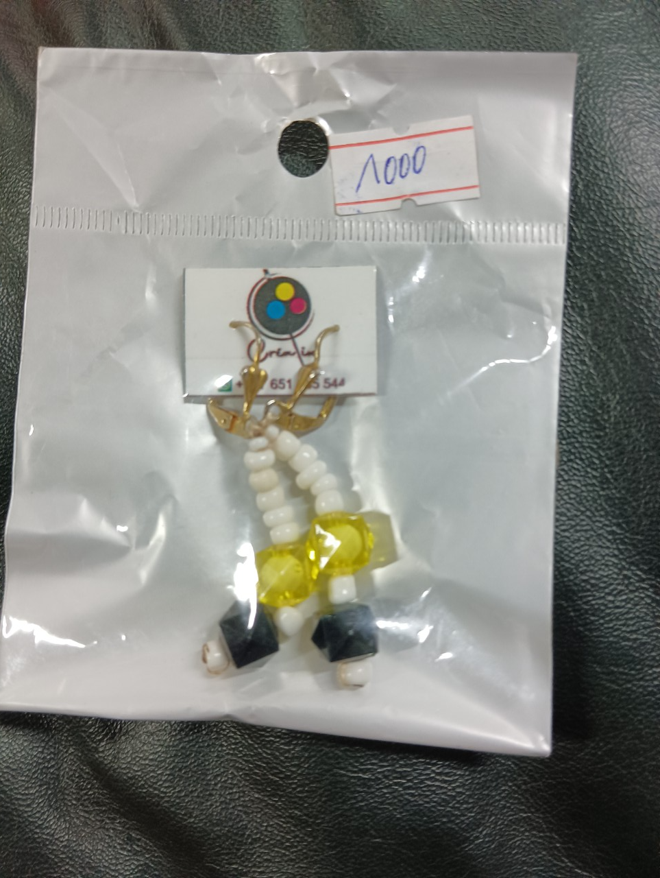 Boucles d’oreilles fermoir fermé jaune/blanc/noir