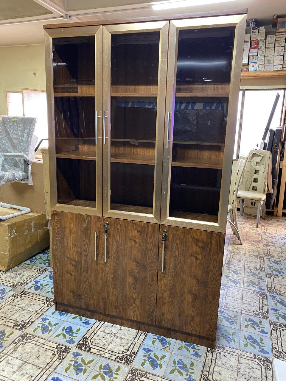 Armoire vitrine en bois avec portes vitrées et compartiments bas verrouillables