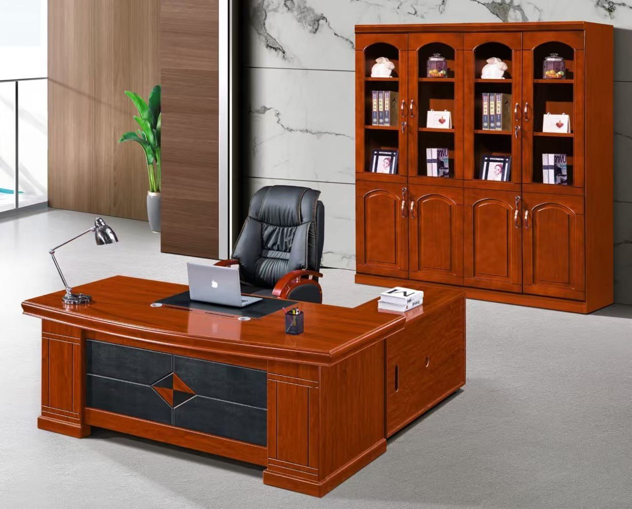 Bureau de direction en bois naturel avec design géométrique 