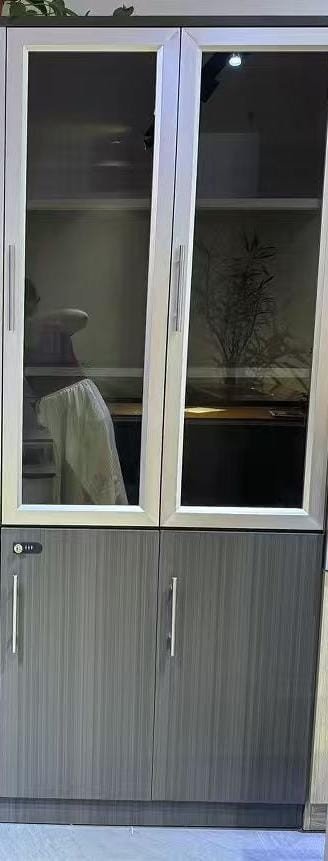  Vitrine moderne en bois avec portes vitrées et compartiments bas