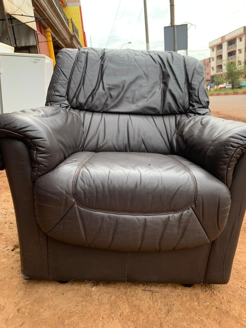 CANAPE EN CUIRE NOIR  - 06 PLACES