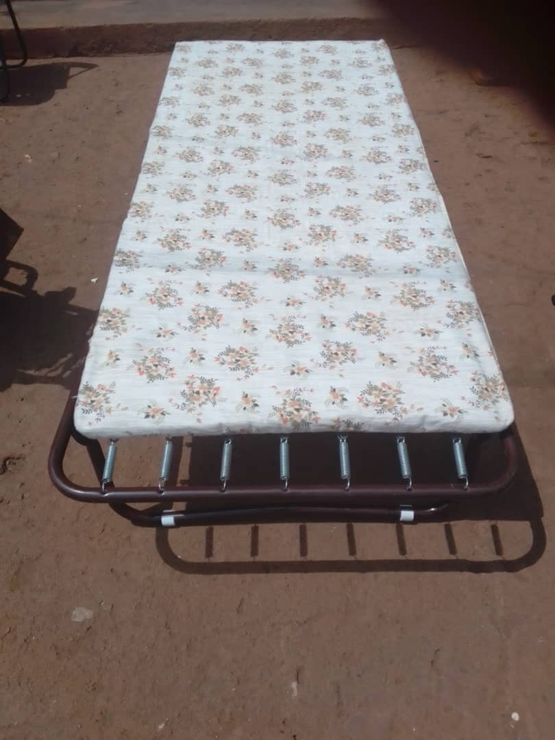 Lit de camp repliable