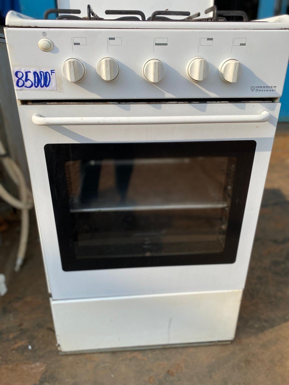 Cuisinière blanche avec four  et 4 foyers à gaz