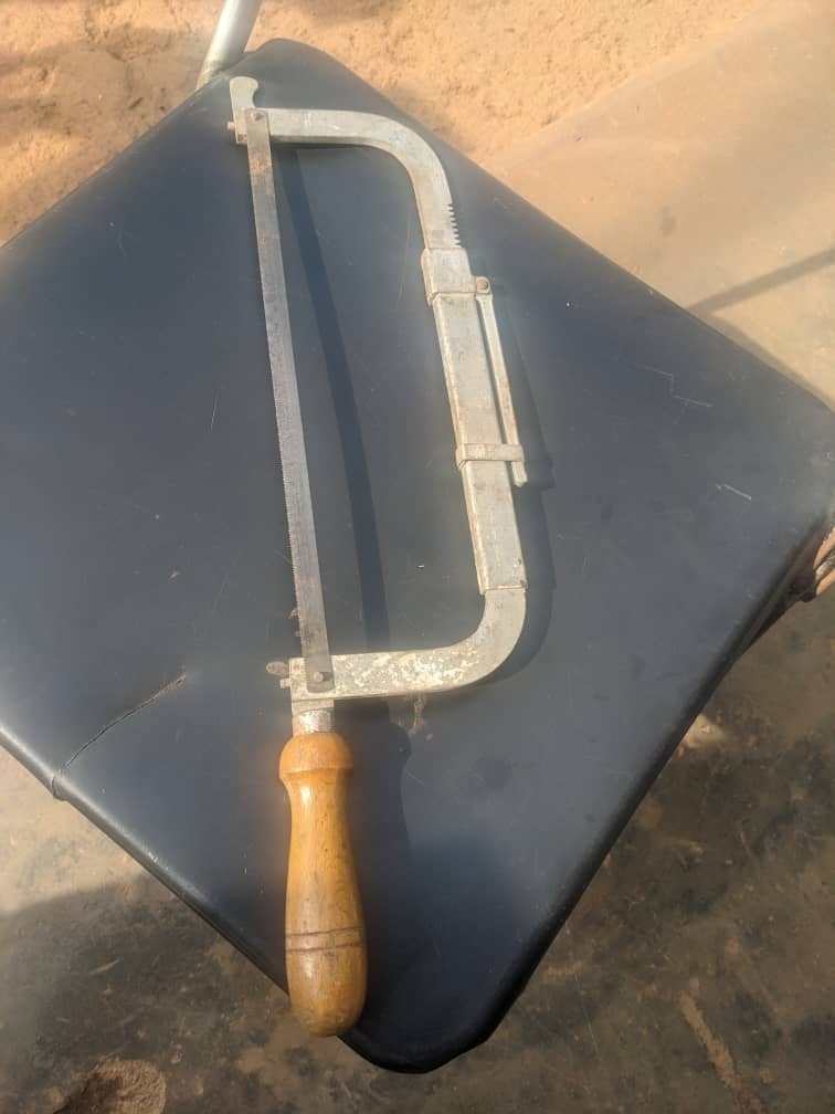 Scie à métaux avec lame